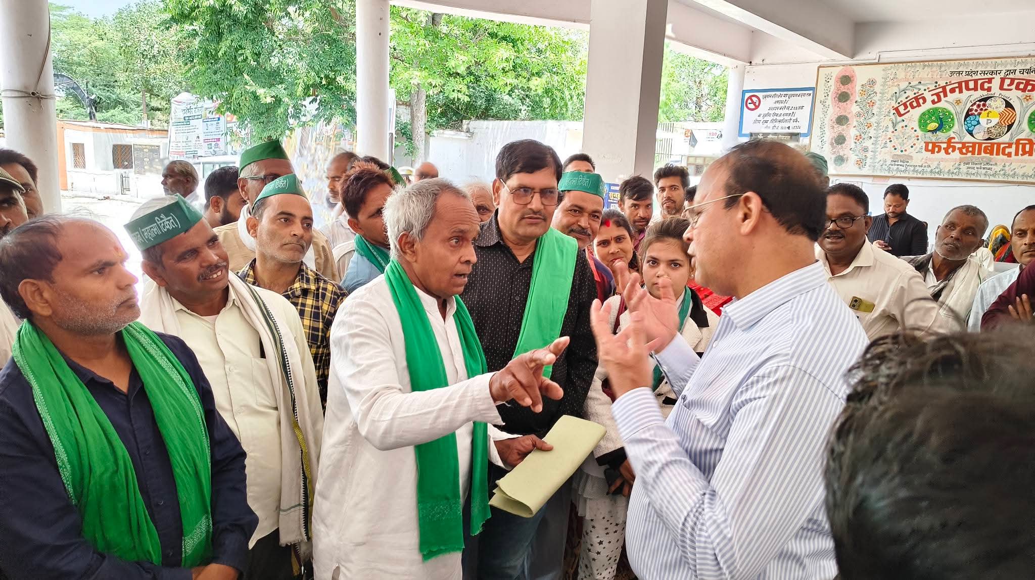 फर्रुखाबाद:सर्किल रेट विवाद पर भड़की भाकियू (टिकैत), कलेक्ट्रेट पहुंच किसानों ने प्रशासन को दी आंदोलन की चेतावनी