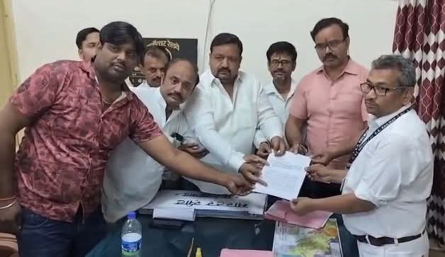 फर्रुखाबाद:कालिंद्री एक्सप्रेस के मार्ग परिवर्तन का विरोध तेज, ज्ञापन देकर दी आंदोलन की चेतावनी।