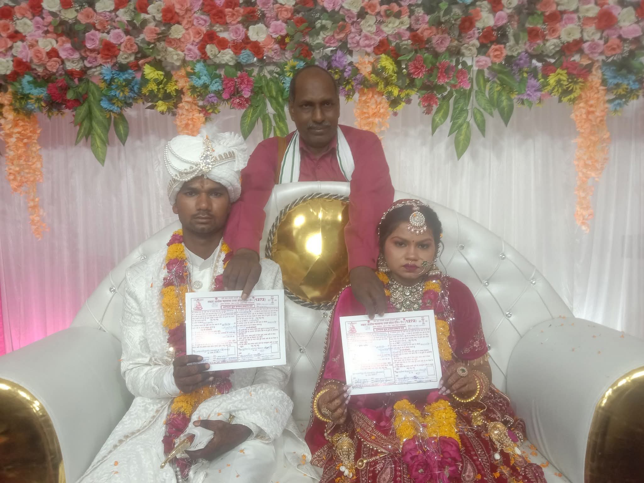 फर्रुखाबाद:बौद्ध रीति से संपन्न हुआ विवाह संस्कार, नवदंपति को दिया गया प्रमाण पत्र