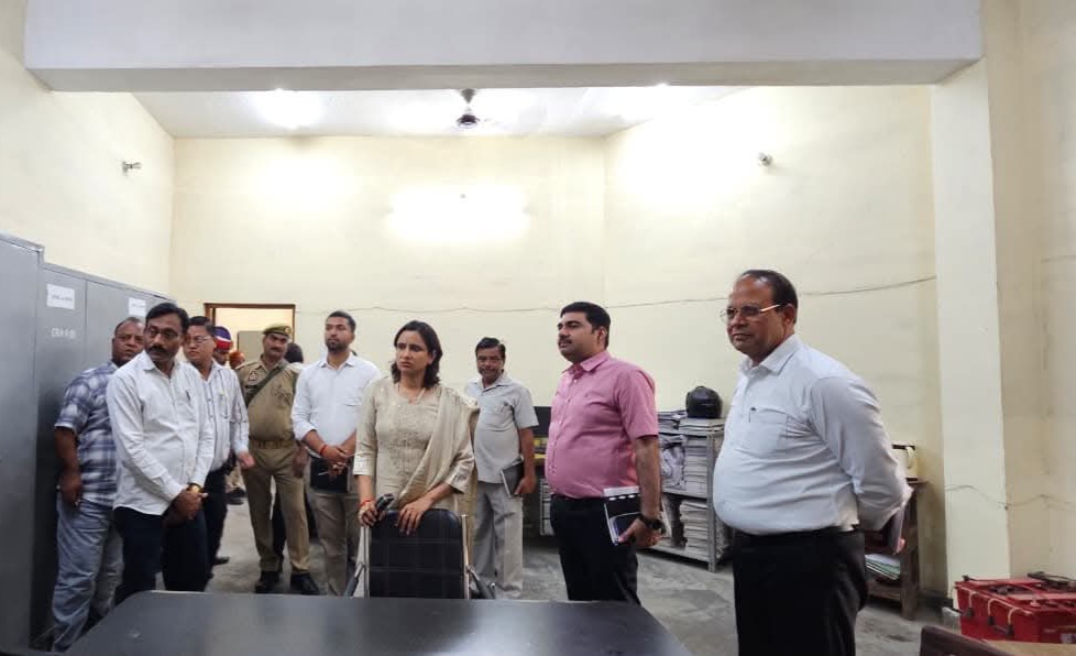 फर्रुखाबाद: जिलाधिकारी डॉ. अंकुर लाठर ने कलेक्ट्रेट संग्रह अनुभाग का किया औचक निरीक्षण