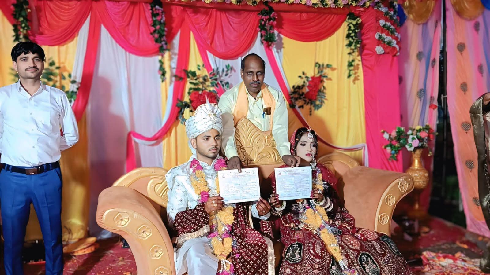 फर्रुखाबाद:बौद्ध रीति से सम्पन्न हुआ विवाह संस्कार, नवदंपति को दी गई मंगलकामनाएं