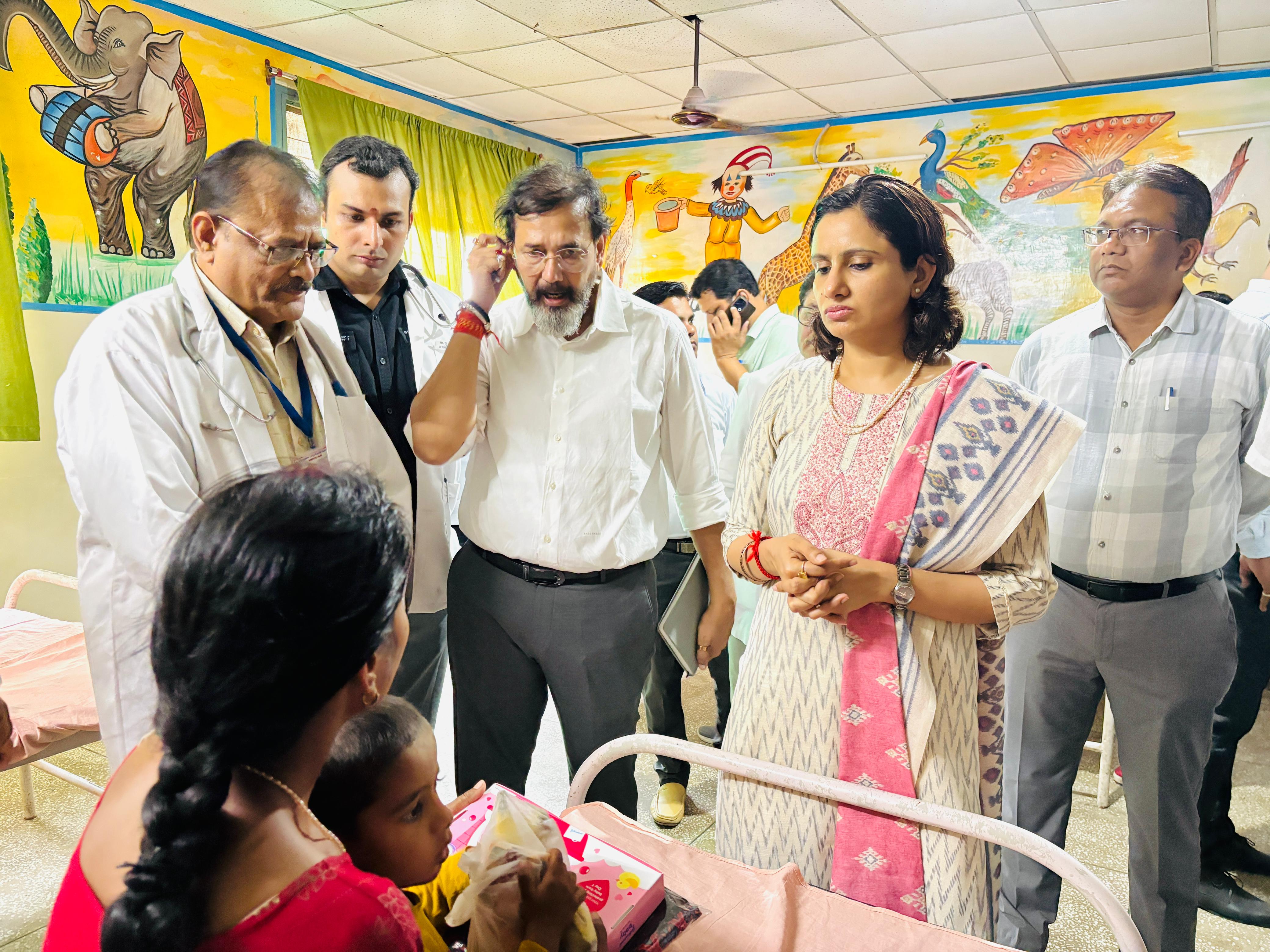फर्रुखाबाद में डीएम का औचक निरीक्षण: एनआरसी केंद्र में कुपोषित बच्चों की देखभाल पर दिया विशेष जोर