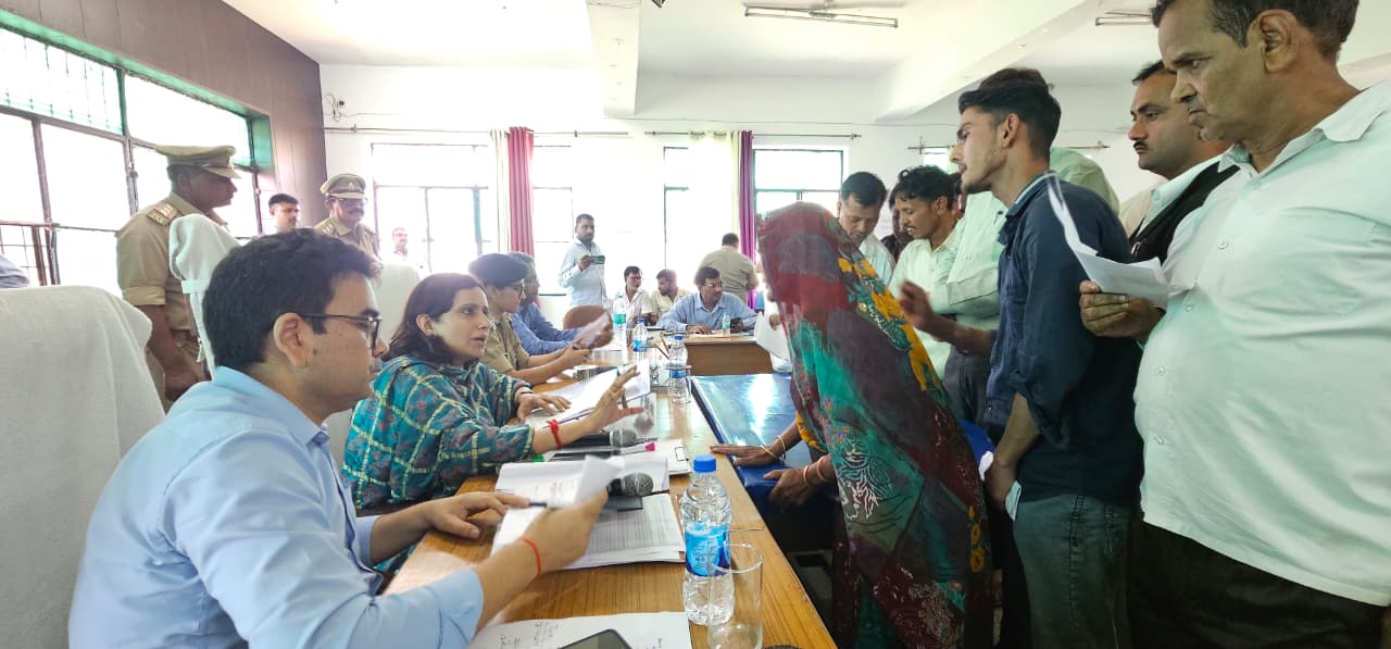 फर्रुखाबाद:सम्पूर्ण समाधान दिवस में 114 शिकायतें दर्ज, लापरवाही पर 2 कर्मियों के निलंबन के निर्देश