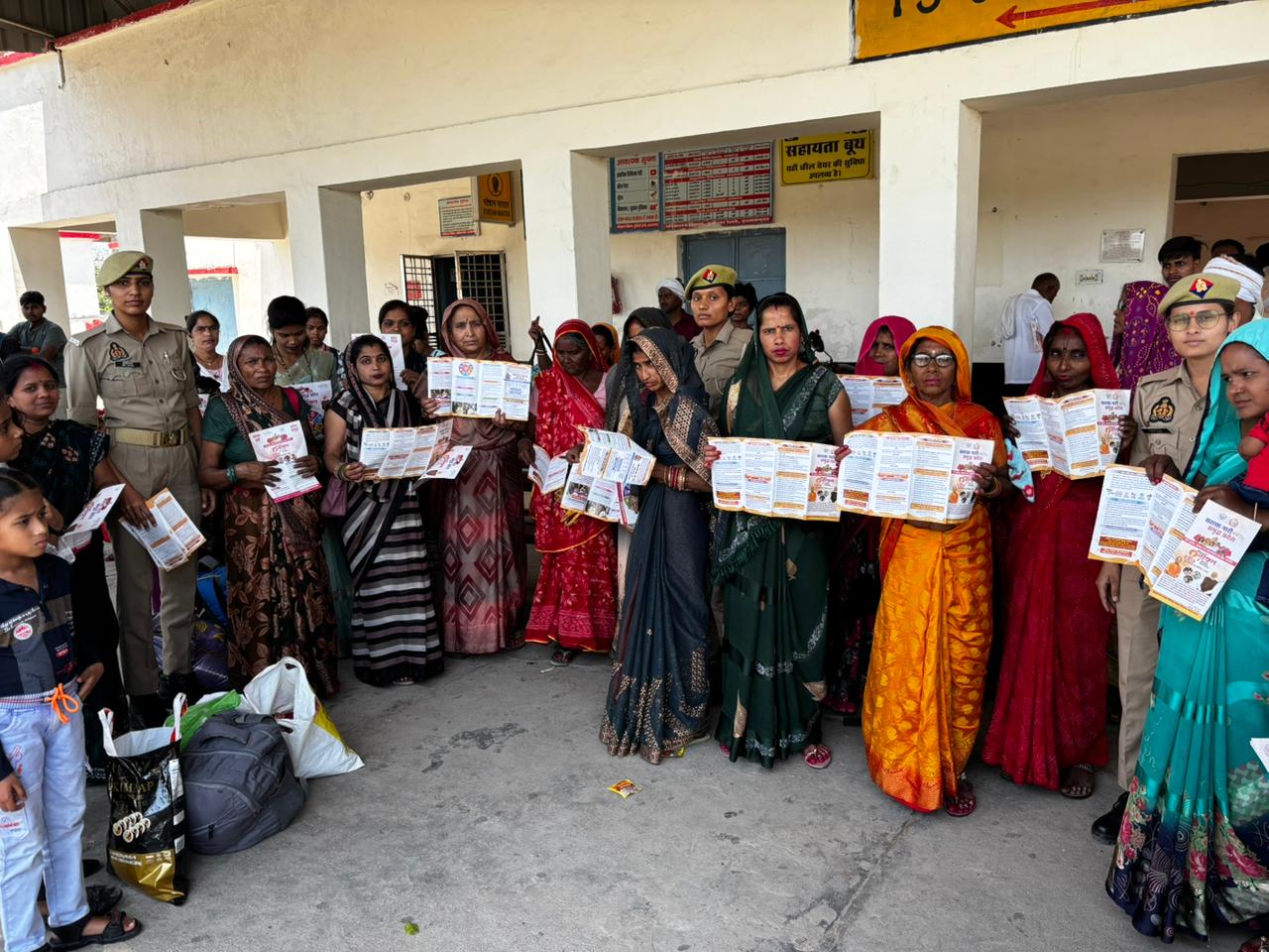 फर्रुखाबाद:मिशन शक्ति अभियान के तहत थाना नवाबगंज में महिलाओं को किया गया जागरूक