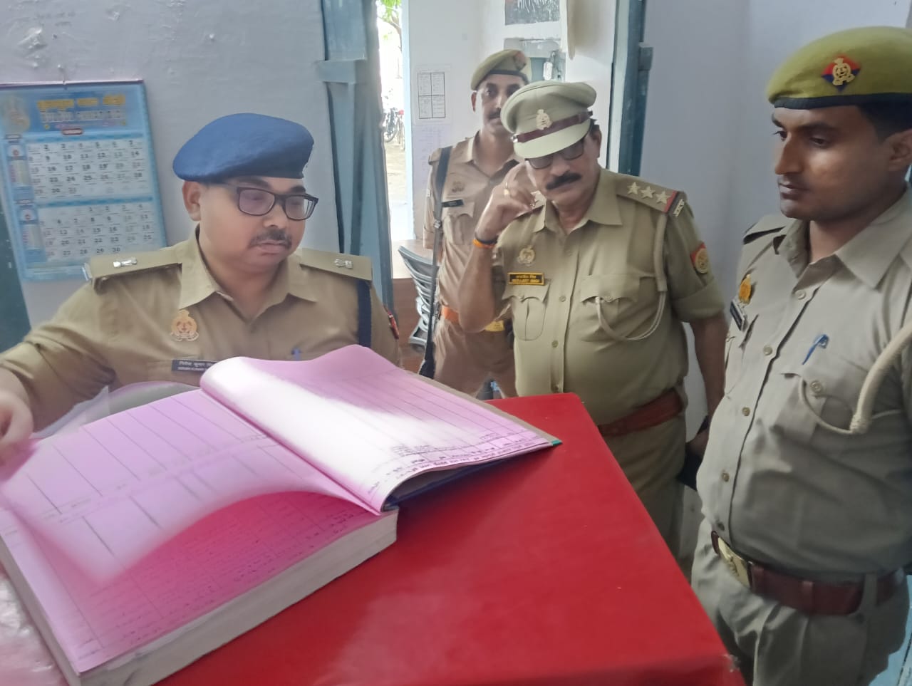 फर्रुखाबाद:अपर पुलिस अधीक्षक गिरीश कुमार सिंह ने थाना राजेपुर व अमृतपुर का लिया जायजा