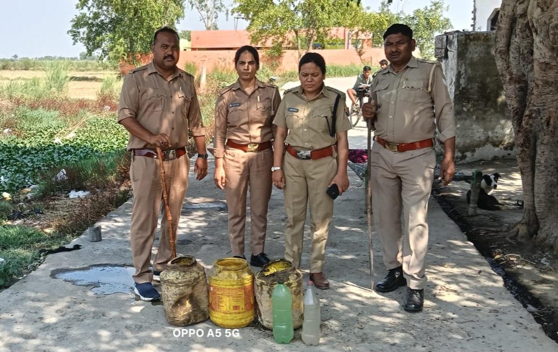 फर्रुखाबाद में अवैध शराब के खिलाफ बड़ी कार्रवाई, 60 किलो लहन नष्ट, कई दुकानों का औचक निरीक्षण
