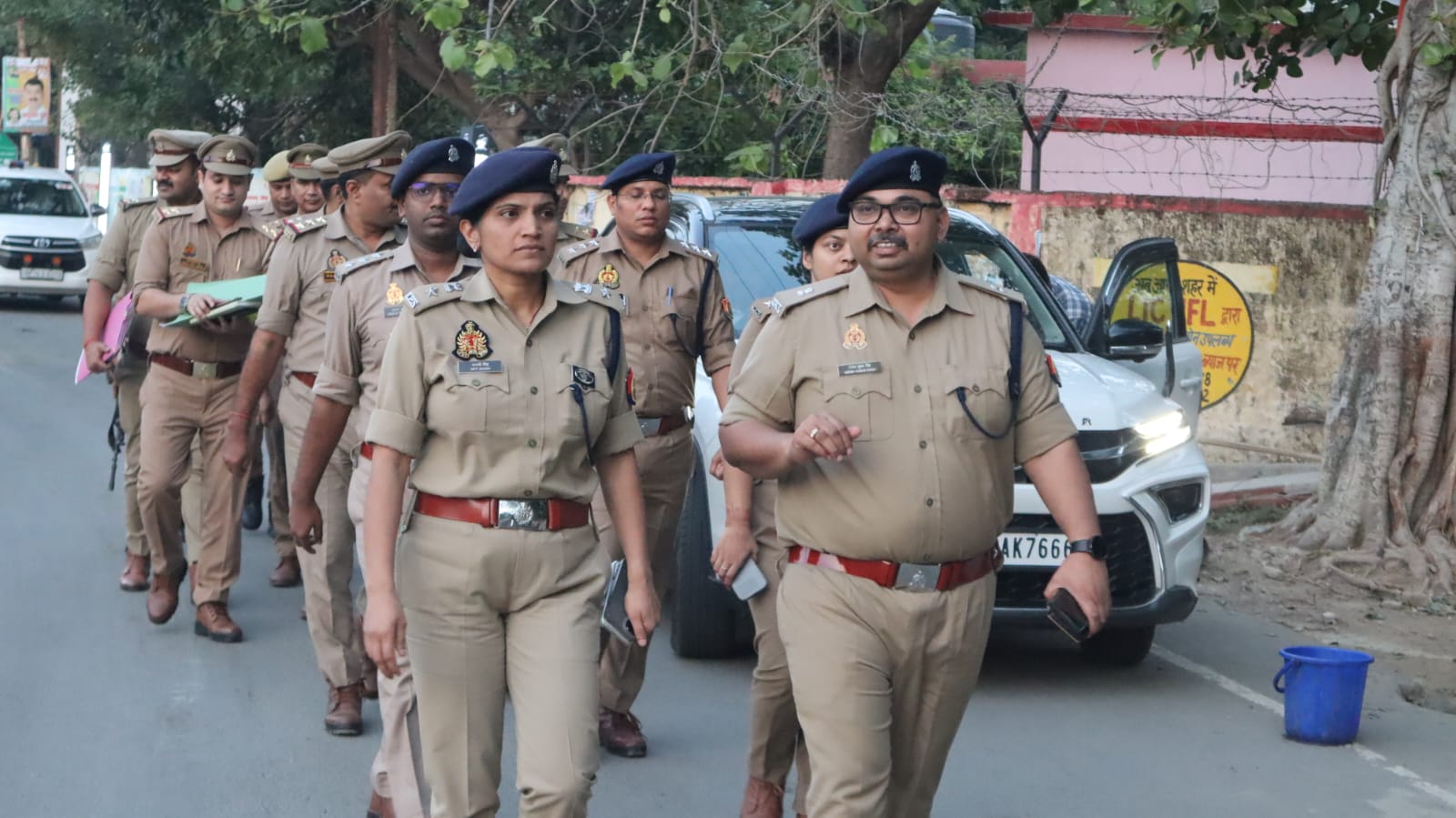 फर्रुखाबाद में पुलिस का फ्लैग मार्च, एसपी आरती सिंह ने सुरक्षा व्यवस्था का लिया जायजा