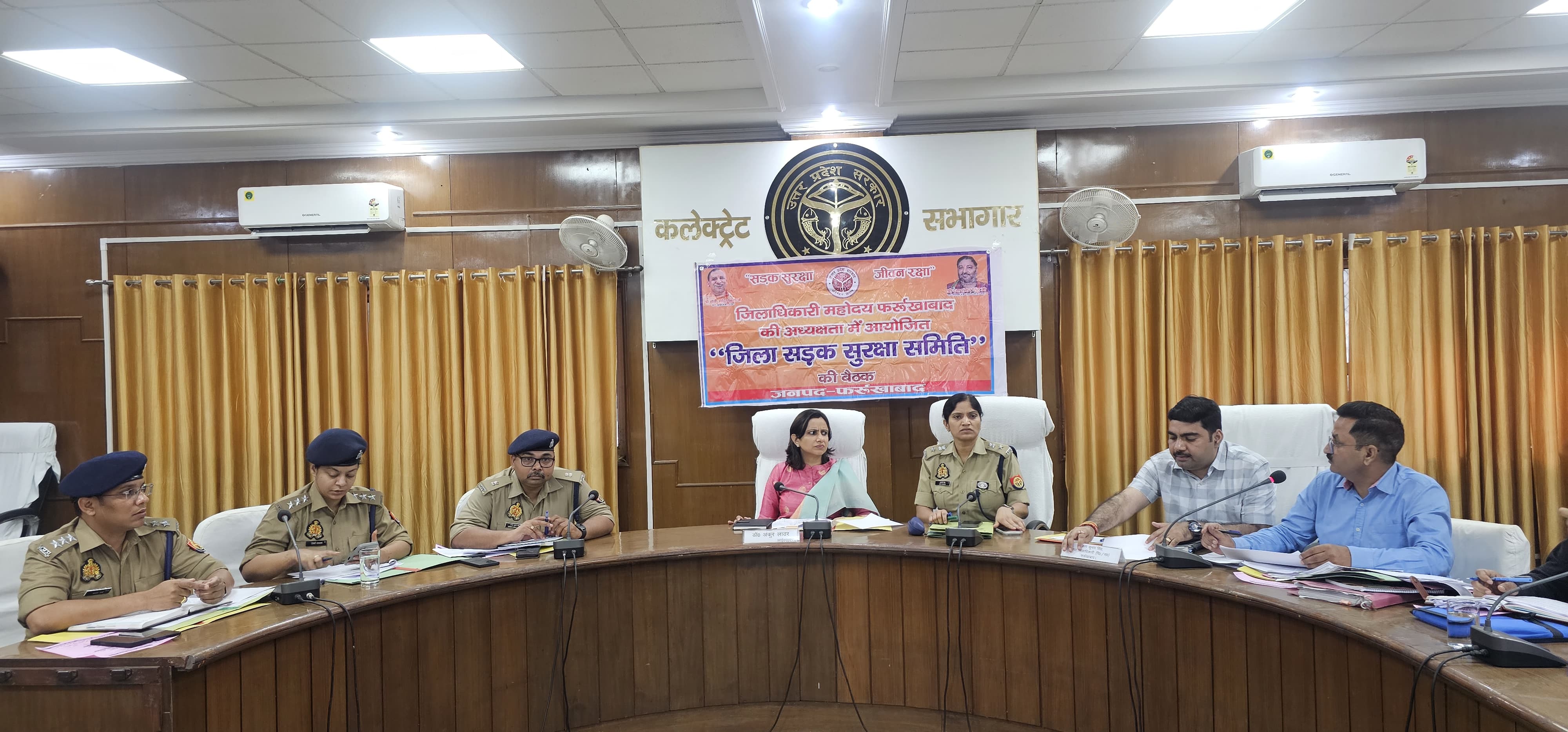 फर्रुखाबाद: सड़क दुर्घटनाओं पर सख्त हुए डीएम, 15 दिन में स्पीड ब्रेकर व स्ट्रीट लाइट दुरुस्त करने के निर्देश