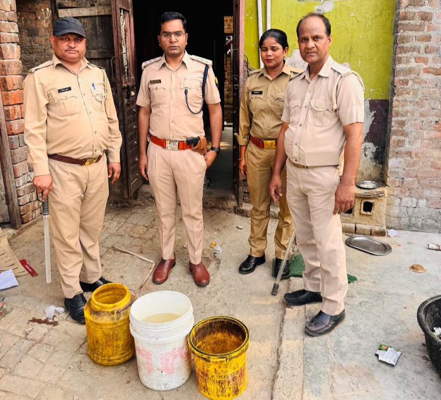 फर्रुखाबाद में आबकारी विभाग की बड़ी कार्रवाई, 150 किलो लहन नष्ट, 30 लीटर कच्ची शराब बरामद