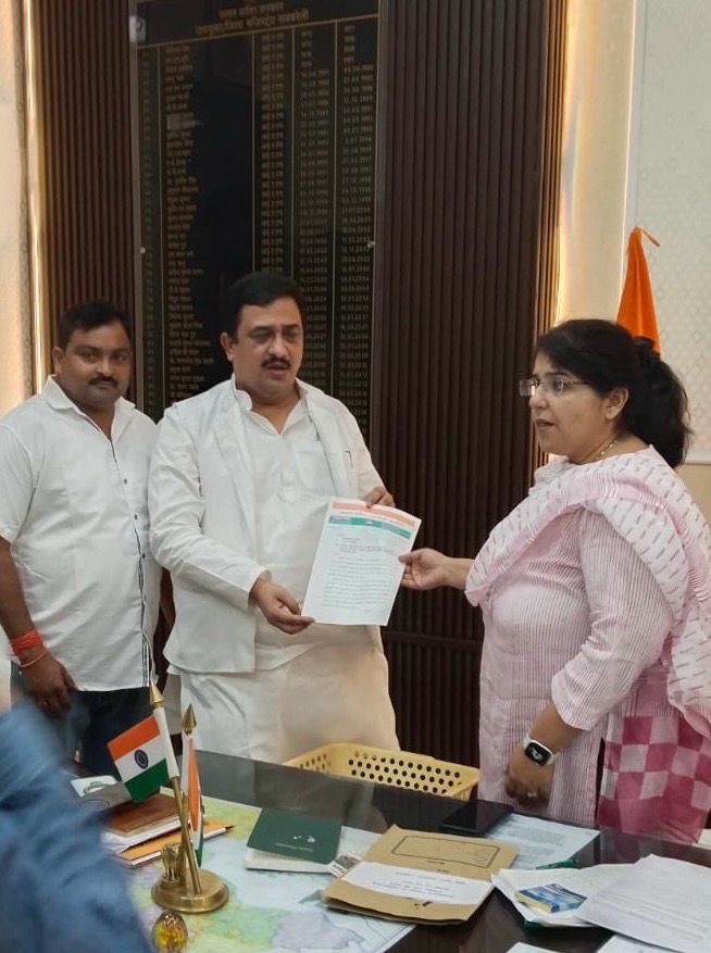 रायबरेली:जोरदार आंधी तूफान से प्रभावित हुए लोगों के अतुल सिंह बने मददगार