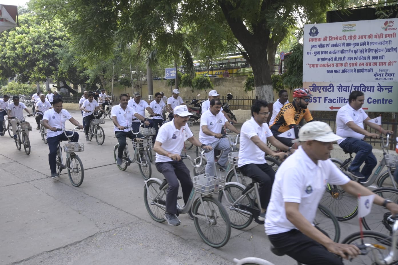 प्रयागराज:साइकिल मैराथन का आयोजन केंद्रीय जीएसटी एवं केंद्रीय उत्पाद शुल्क आयुक्तालय, सिविल लाइंस, प्रयागराज से प्रारंभ होकर महात्मा गांधी मार्ग, चर्च चौराहा, सरोजिनी नायडू मार्ग, निगम कार्यालय, नवाब यूसुफ रोड तथा डीआरएम चौराहा होते हुए पुनः आयुक्तालय परिसर पर संपन्न हुआ