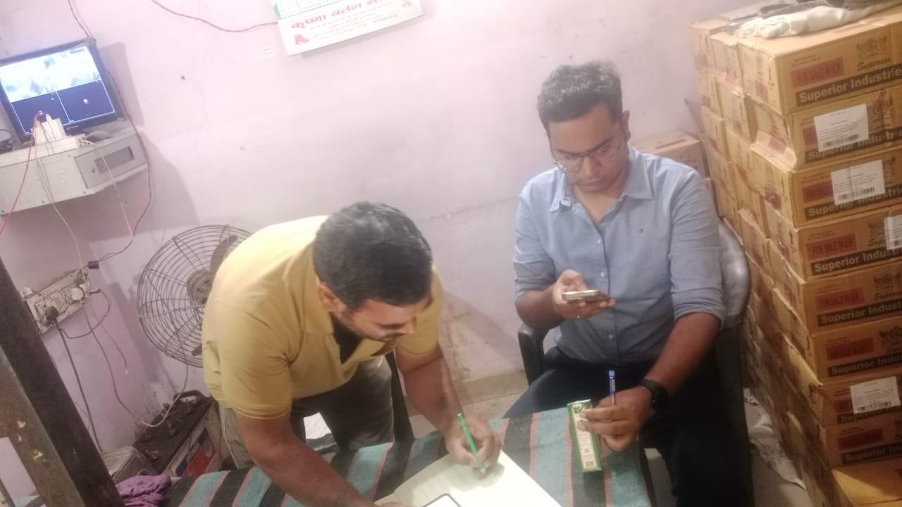 फर्रुखाबाद:अवैध शराब के खिलाफ आबकारी विभाग का सख्त अभियान, कई दुकानों पर औचक निरीक्षण