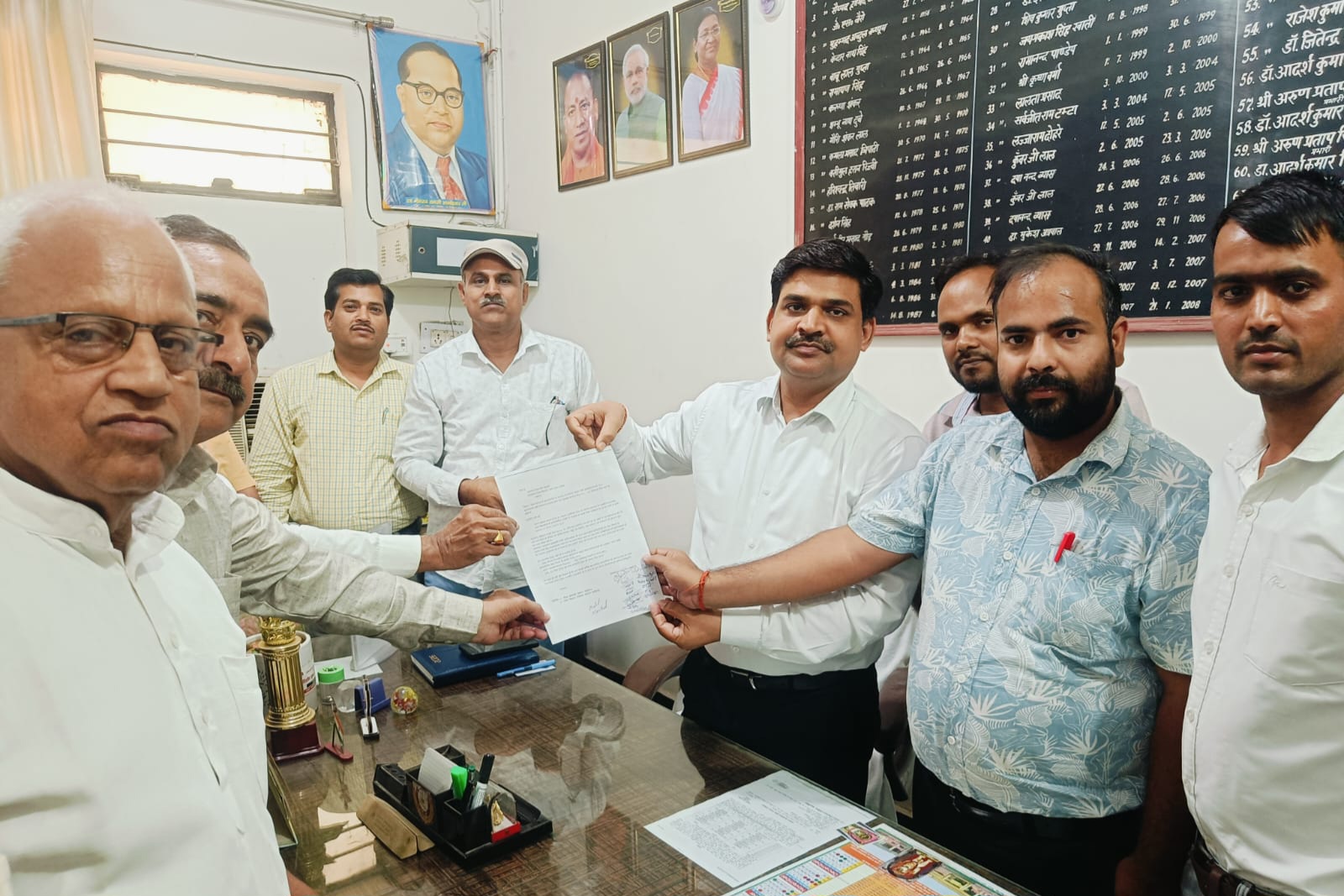 फर्रुखाबाद में आउटसोर्स कर्मचारियों ने वेतन वृद्धि और सेवा निगम में शामिल करने की मांग को लेकर सौंपा ज्ञापन