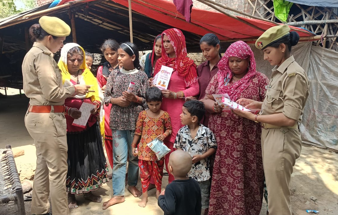 फर्रुखाबाद:मिशन शक्ति अभियान के तहत थाना मऊदरवाजा पुलिस ने महिलाओं को किया जागरूक
