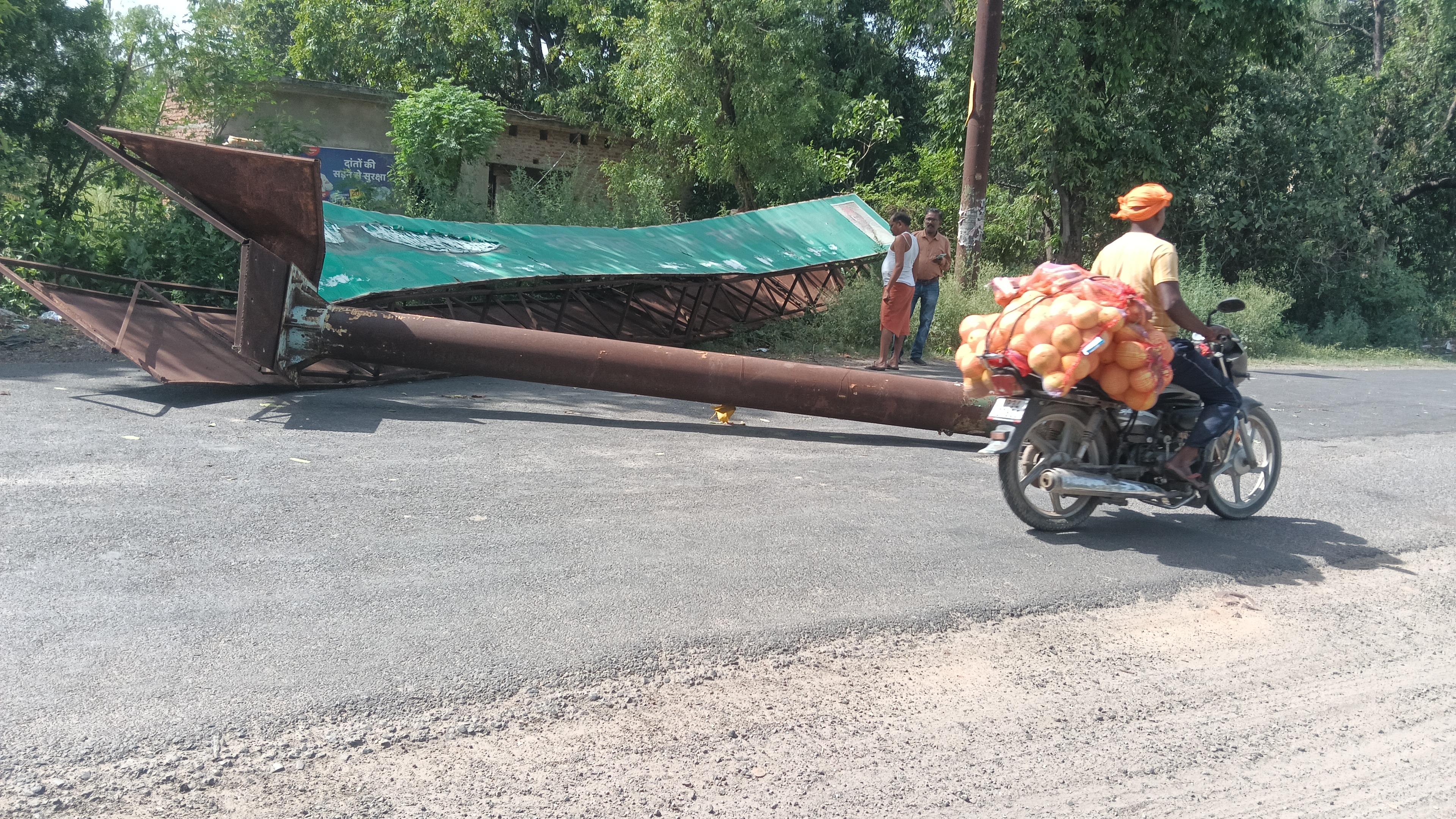 सीतापुर: तेज आंधी में गिरा हाईवे किनारे लगा बड़ा होर्डिंग, आवागमन बाधित
