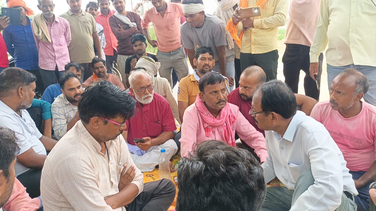 सीतापुर*12 दिनों से बाधित बिजली आपूर्ति पर फूटा किसानों का गुस्सा, विद्युत विभाग के खिलाफ धरना*