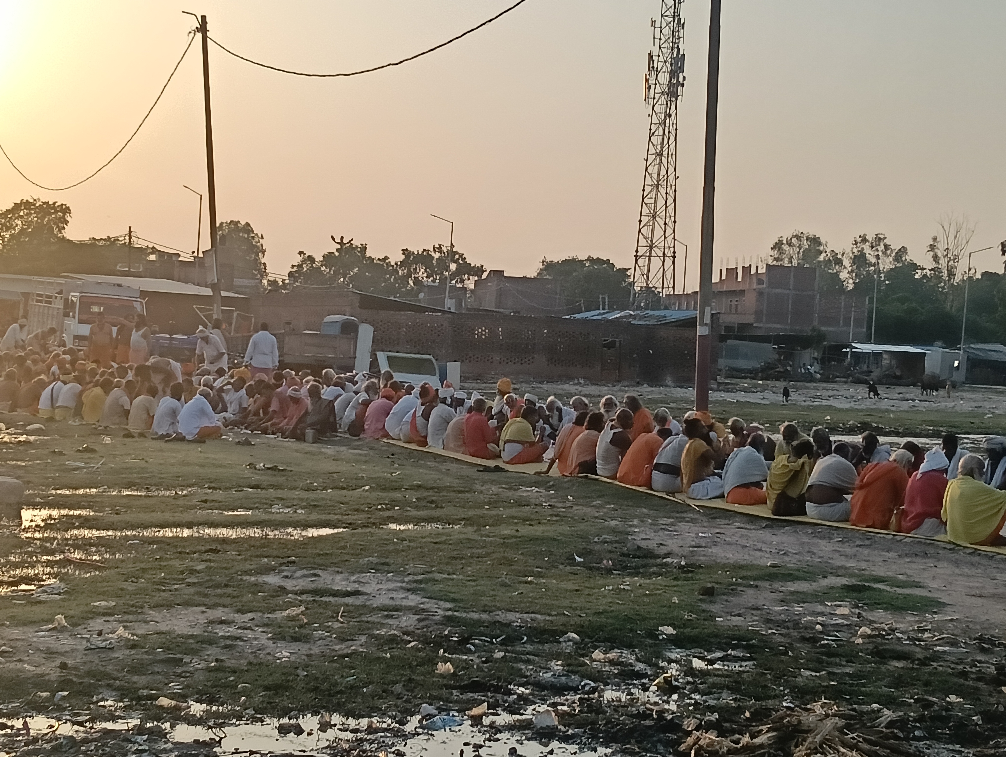 सीतापुर:अधिक मास में 84 कोसीय का जत्था मिश्रित पहुंचा, संतों , महंतो ने किया पंचकोसी परिक्रमा एक ही दिन में पूरे