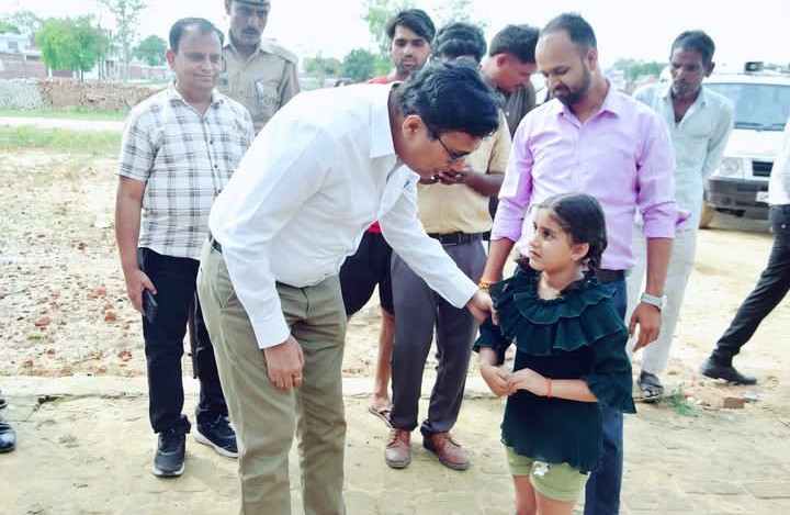 लखीमपुर खीरी : नन्हीं मानवी सिंह की वायरल शिकायत पर डीएम अंकल पहुंचे घर, भावुक मुलाकात के बीच सड़क दुरुस्त करने के निर्देश