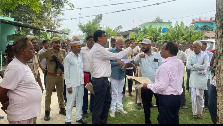 लखीमपुर खीरी : अतिक्रमण पर डीएम का सख्त एक्शन,  अफसरों को दिए कब्जामुक्ति के निर्देश