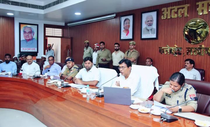 लखीमपुर खीरी : डीएम एसपी ने बकरीद व गंगा दशहरा को लेकर की बैठक, बोले भाईचारे व सद्भाव के साथ मनाएं त्योहार