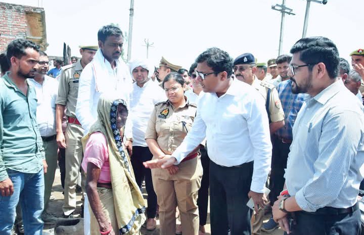 लखीमपुर खीरी : डीएम एसपी ने आग प्रभावित क्षेत्र का किया निरीक्षण,हर संभव मदद का दिया भरोसा