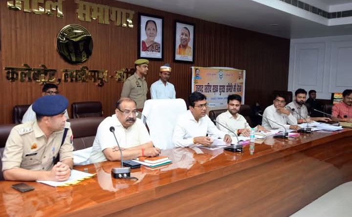 लखीमपुर खीरी : सड़क सुरक्षा पर डीएम सख्त, बोले नियम तोड़ने वालों पर हो सख्त कार्रवाई