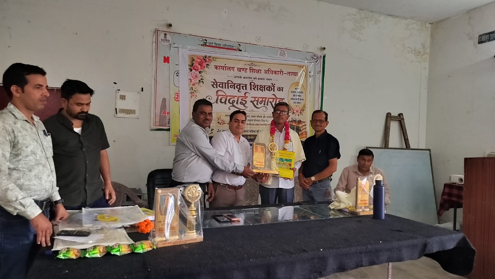 इटावा :सेवानिवृत्त शिक्षक सम्मान समारोह का किया गया आयोजन