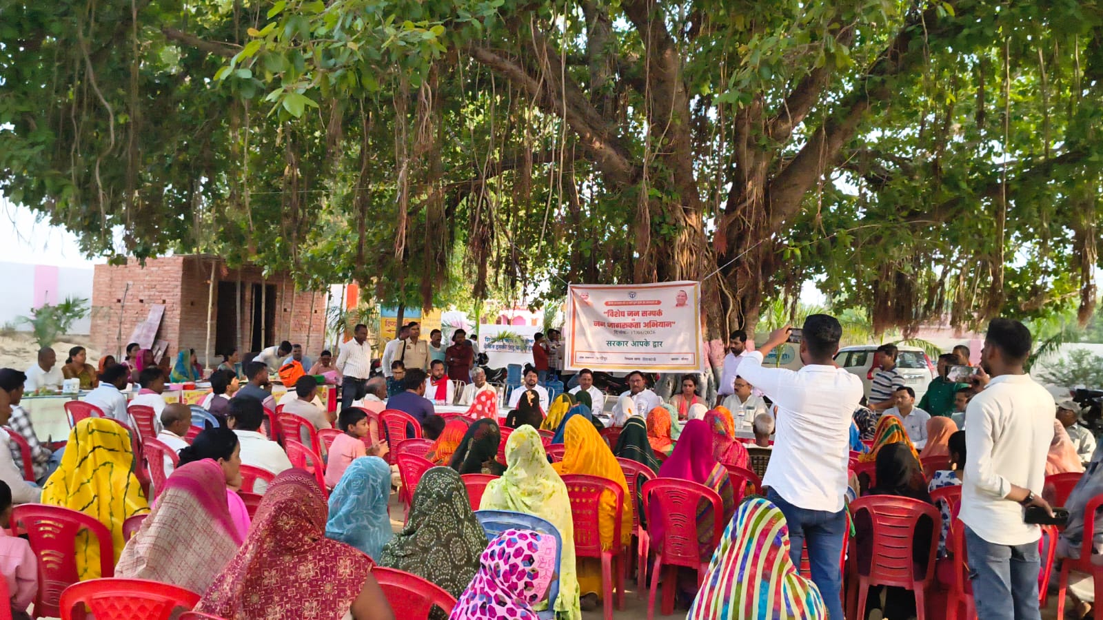 जौनपुर :गांव में चौपाल लगाकर ग्रामीणों की सुना गया समस्या,निस्तारण करने का दिया निर्देश।