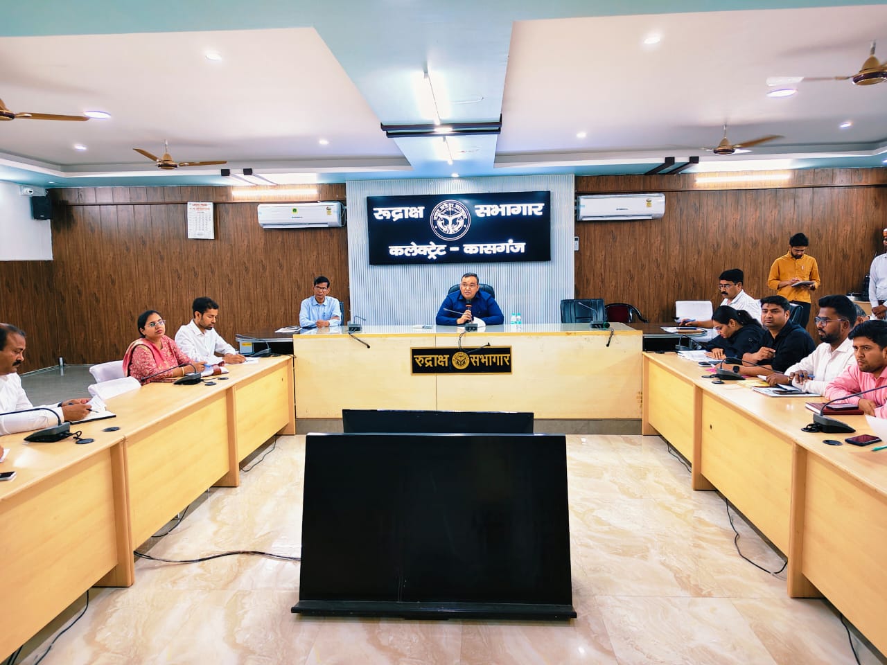 कासगंज :मकान गढ़ना कार्य हेतु जिलाधिकारी द्वारा बैठक का आयोजन