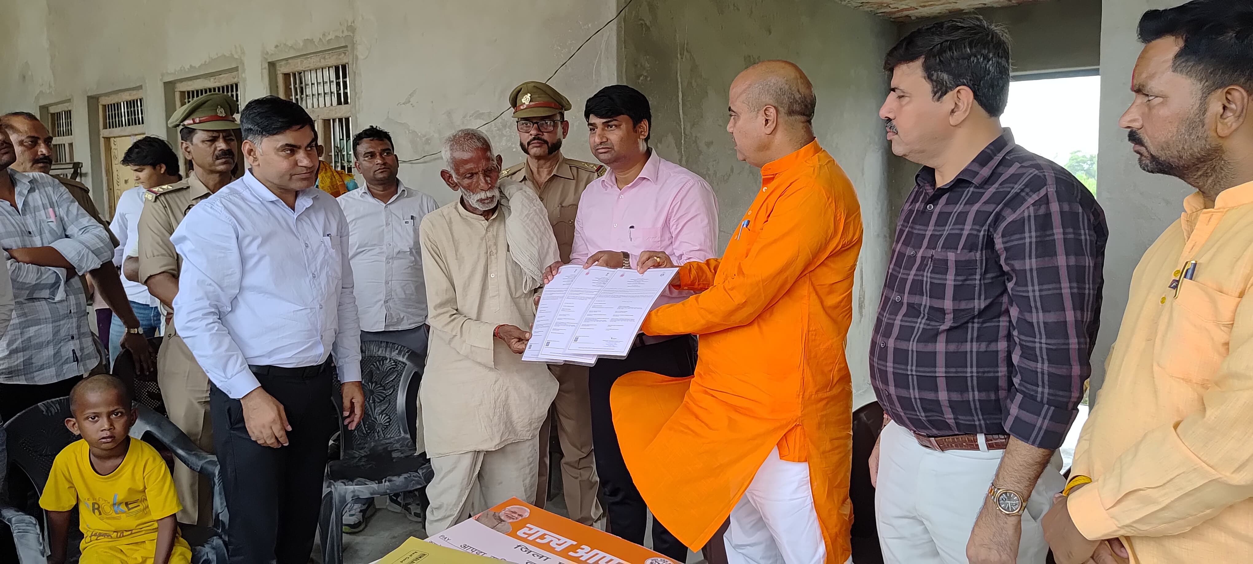कासगंज : विकास खंड सिद्धपुरा के शेखुपुरा में पीड़ित परिवार से जिला अध्यक्ष नीरज शर्मा ने मुलाकात की और सांत्वना दी सहायता राशि भी उपलब्ध कराई