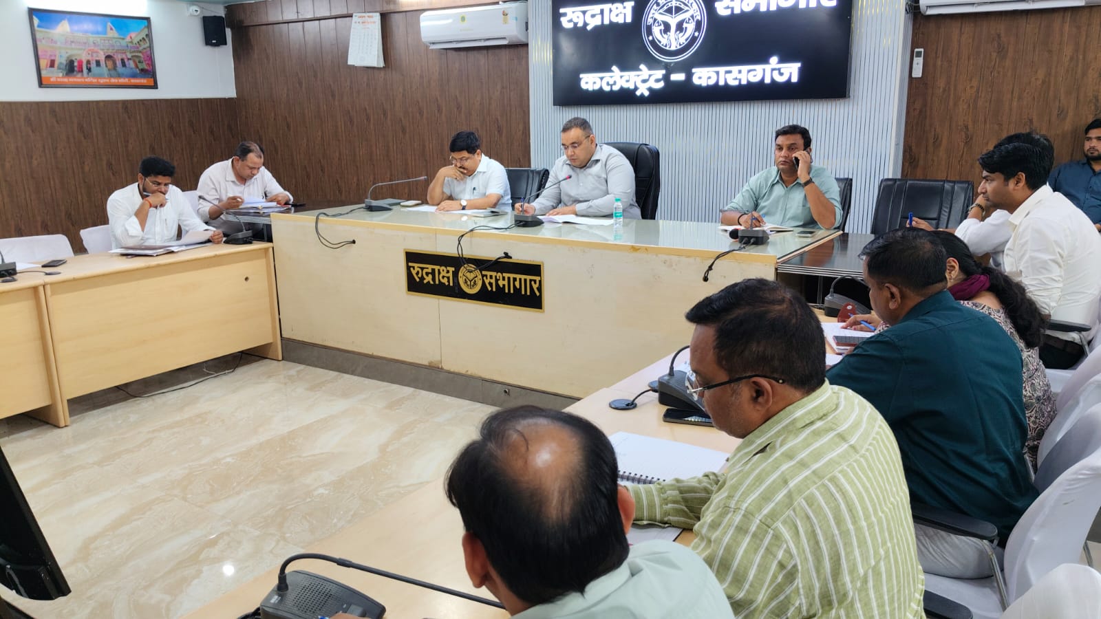 कासगंज :जिलाधिकारी ने फैमिली id को लेकर समीक्षा बैठक कर अभियान में तेजी लाने के निर्देश  कहा इसमें लापरवाही बर्दाश्त नहीं की जाएगी
