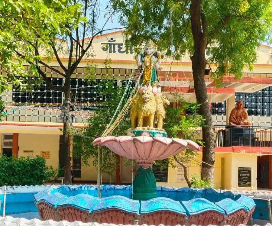 हरदोई:गांधी मैदान में राष्ट्रीय चिन्ह के स्वरूप पर धार्मिक मूर्ति स्थापित होने का आरोप, जिलाधिकारी से हटाने की मांग