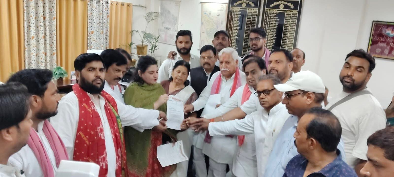फर्रुखाबाद:किसानों को उचित मुआवजा और अघोषित बिजली कटौती पर रोक लगाने की मांग, सपा ने सौंपा ज्ञापन