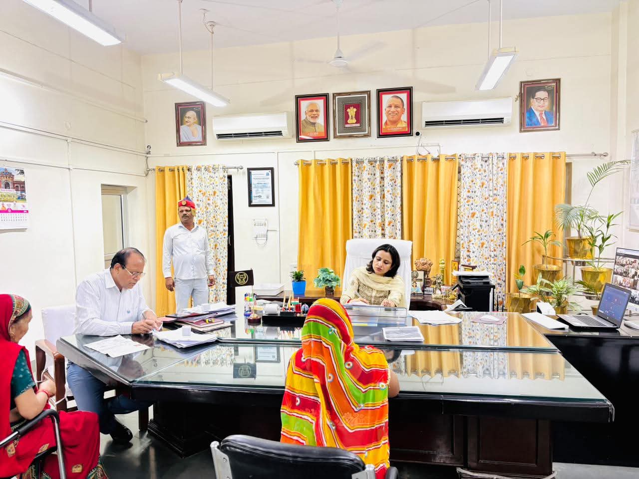 फर्रुखाबाद:जनसुनवाई में जिलाधिकारी डॉ. अंकुर लाठर ने सुनीं नागरिकों की समस्याएं, समयबद्ध निस्तारण के दिए निर्देश