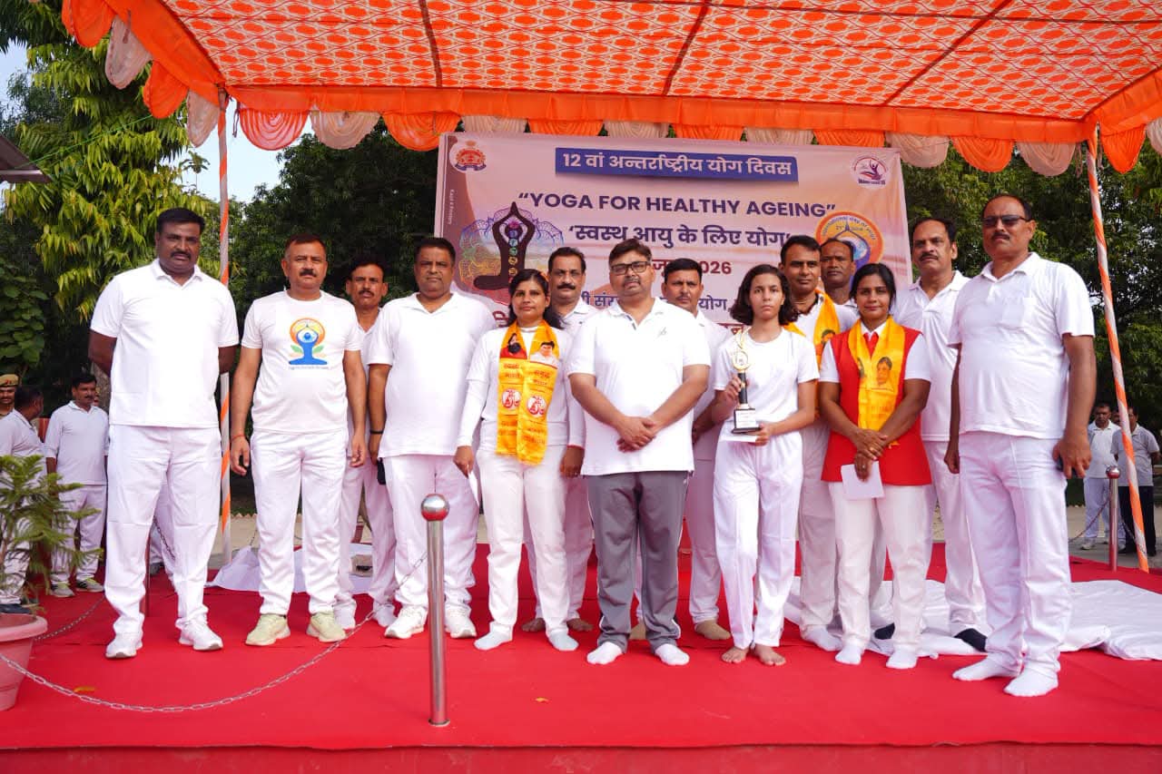 फर्रुखाबाद:12वें अंतरराष्ट्रीय योग दिवस पर पुलिस लाइन में सामूहिक योगाभ्यास का भव्य आयोजन