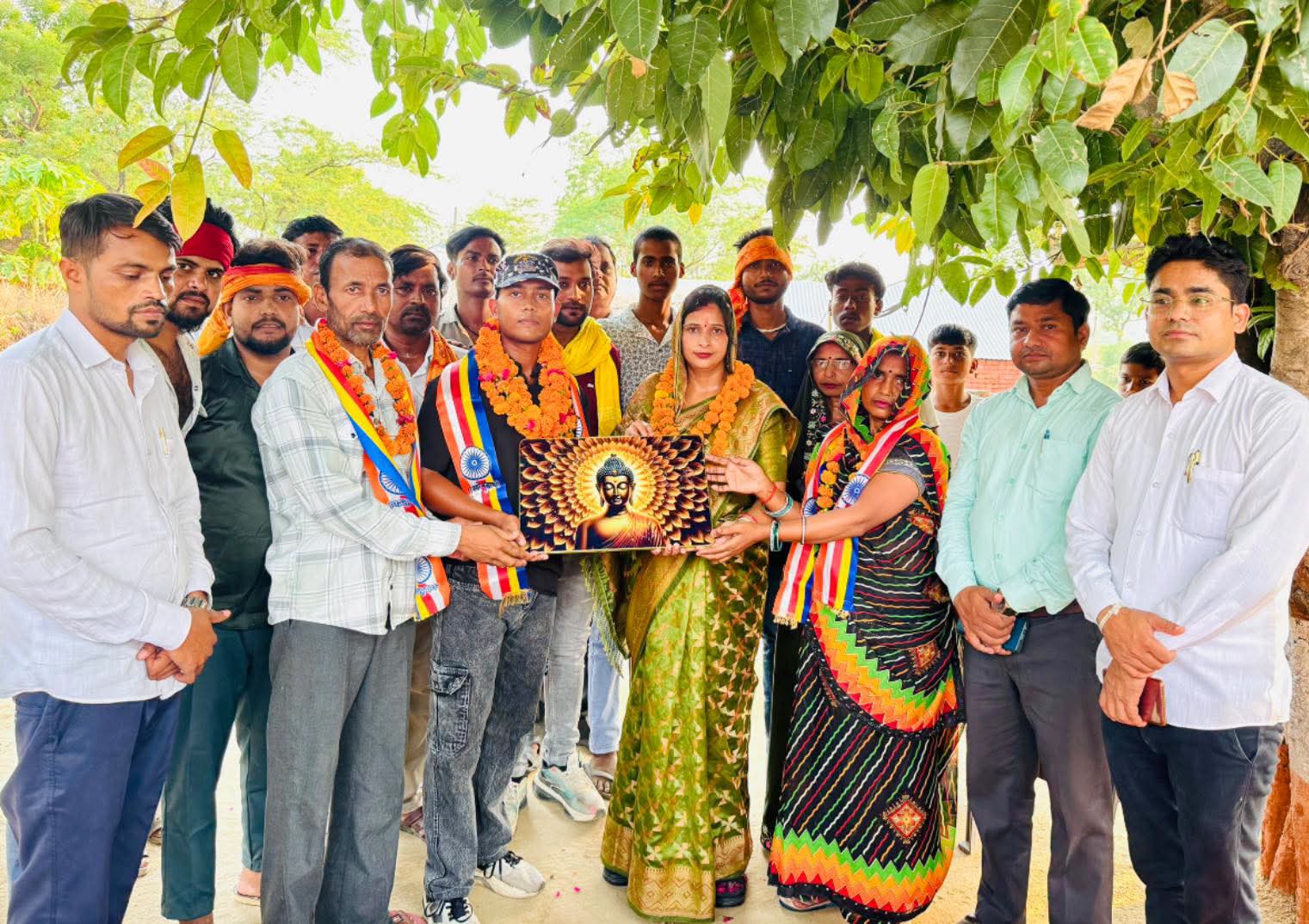 औरैया:भारतीय नौसेना में चयनित अभिषेक शाक्य का जिला पंचायत अध्यक्ष प्रिया शाक्य ने किया सम्मानित