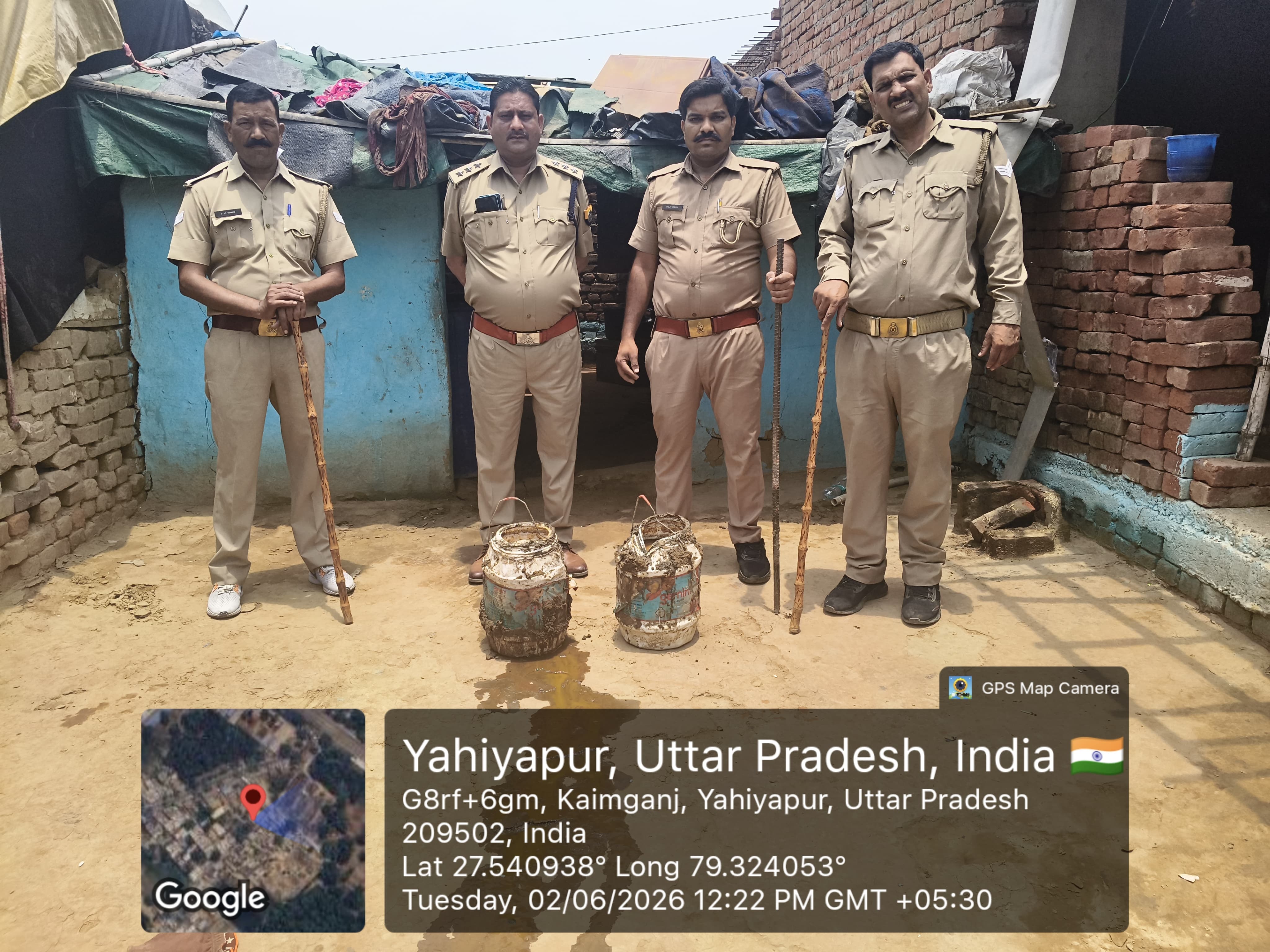 फर्रुखाबाद में आबकारी विभाग का बड़ा अभियान, 15 लीटर अवैध कच्ची शराब और 100 किलो लहन बरामद