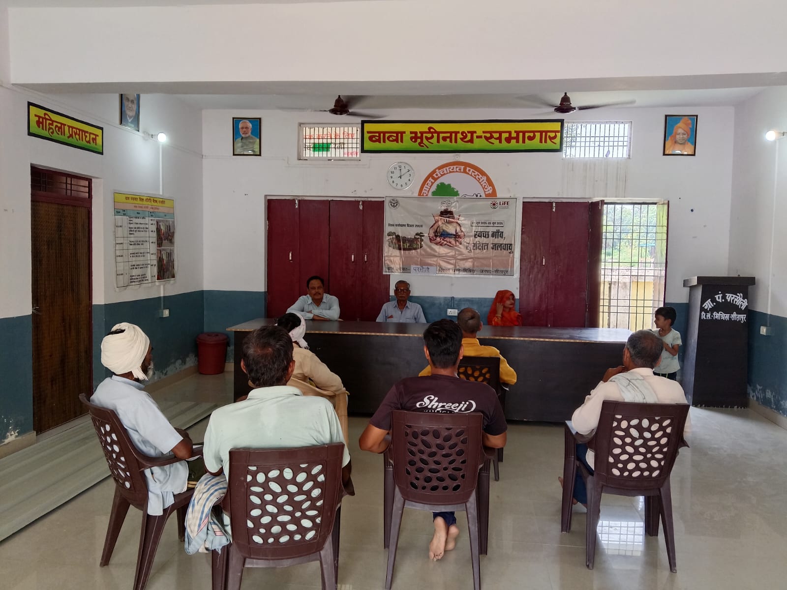 सीतापुर:मुख्य मंत्री योगी आदित्यनाथ का जन्मदिन अधिवक्ताओं ने उत्साहपूर्वक मनाया