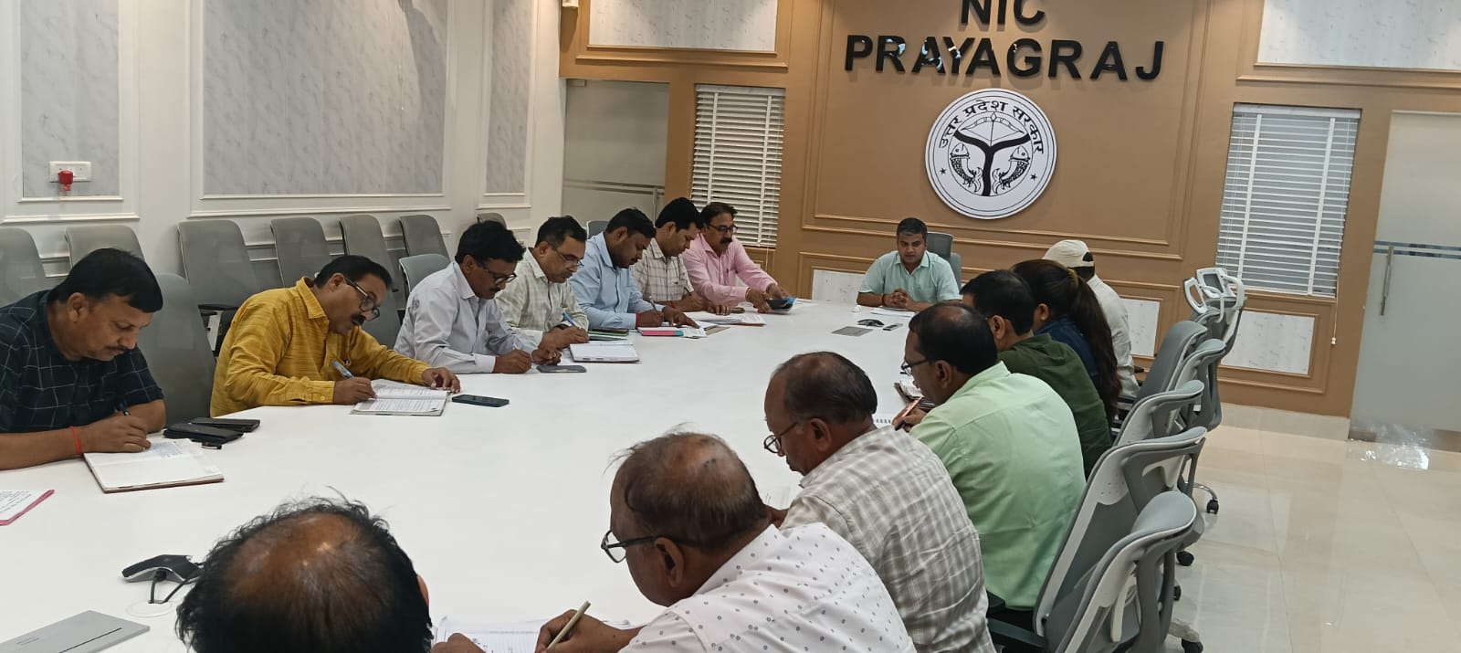 प्रयागराज: जिलाधिकारी ने आवास प्लस सर्वेक्षण-2024 की स्थायी प्रतीक्षा सूची बनाये जाने के सम्बन्ध में की बैठक
