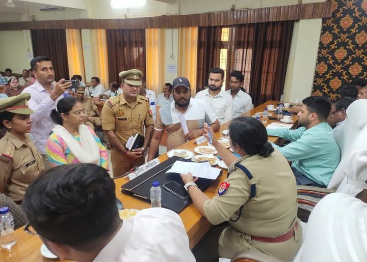 लखीमपुर खीरी : संपूर्ण समाधान दिवस पर एसपी सीडीओ ने सुनी समस्याए, निस्तारण के दिए निर्देश