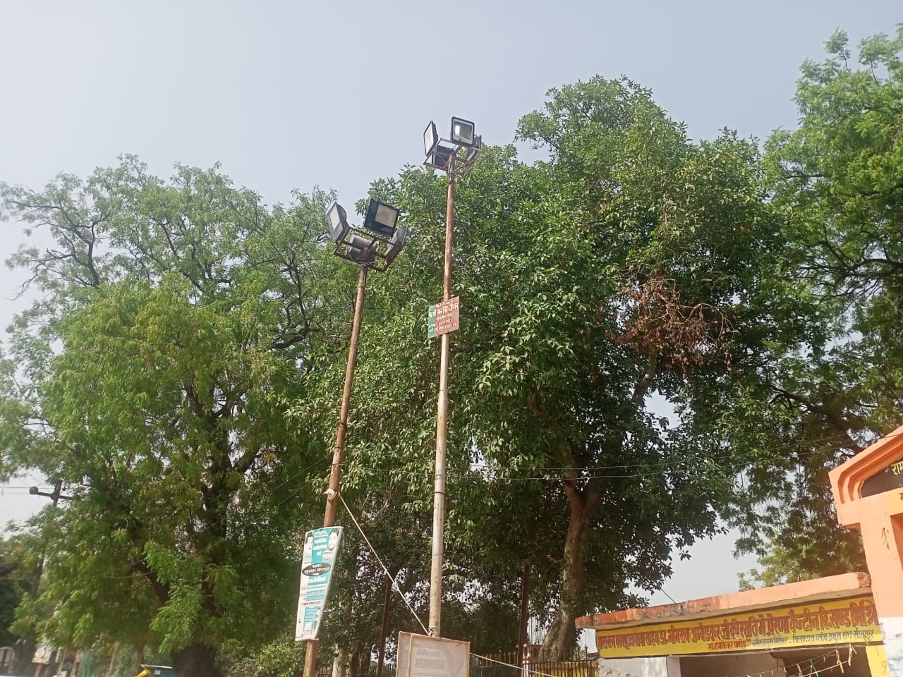 सीतापुर: कस्बा मिश्रित में दिन भर जलती रहती हैं लाइटें , जिम्मेदार बने अंजान