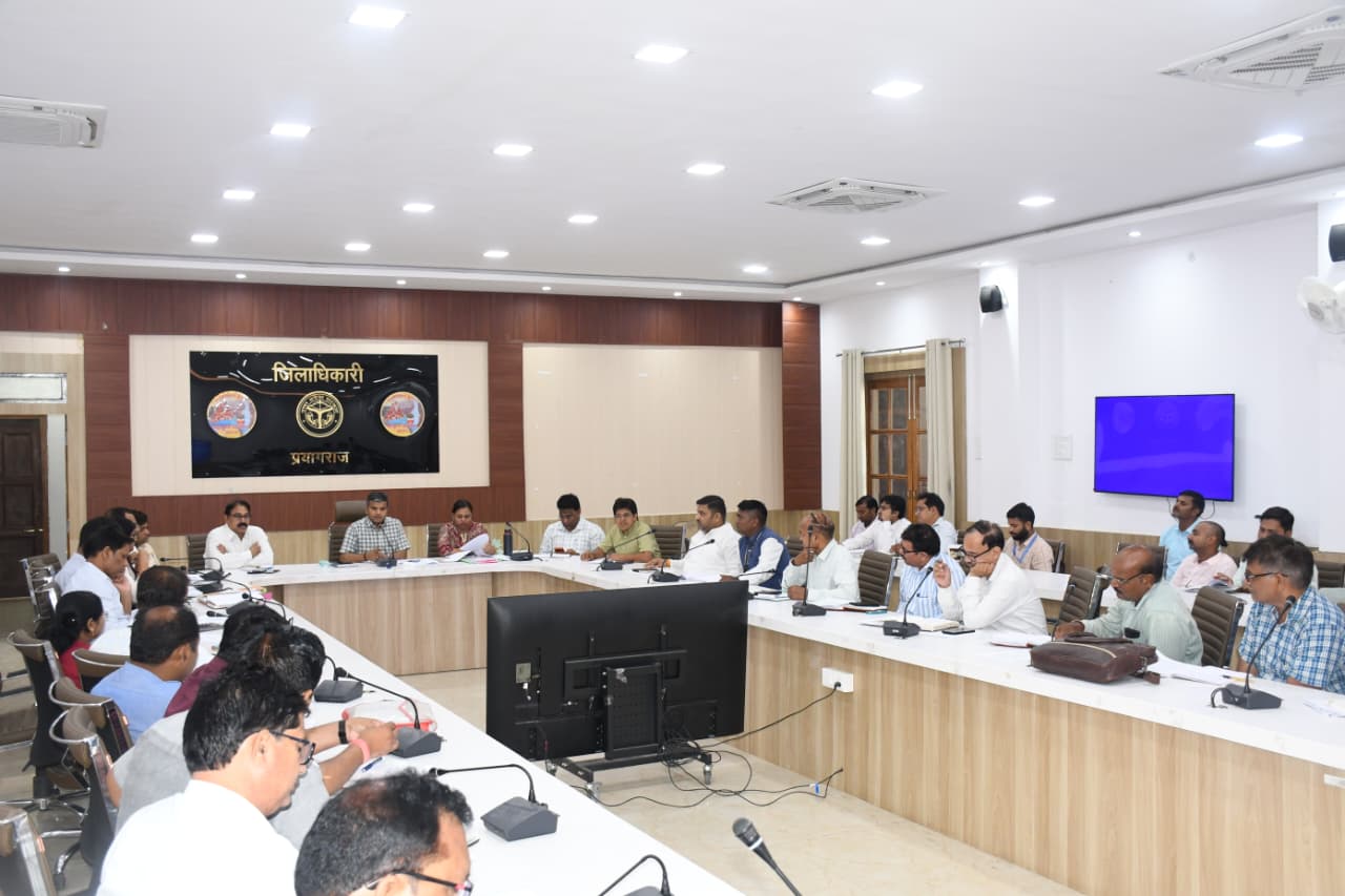 प्रयागराज:जिलाधिकारी ने पीएम सूर्यघर मुफ्त बिजली योजना के प्रगति की समीक्षा की