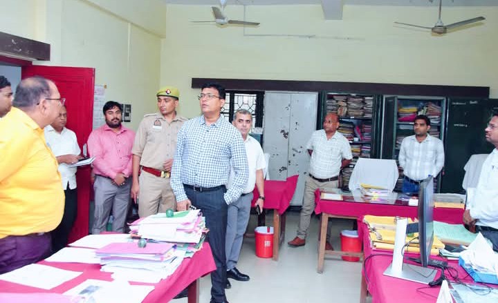 लखीमपुर खीरी : वृद्ध की रुकी पेंशन चालू कराने को डीएम खुद बने सहारा