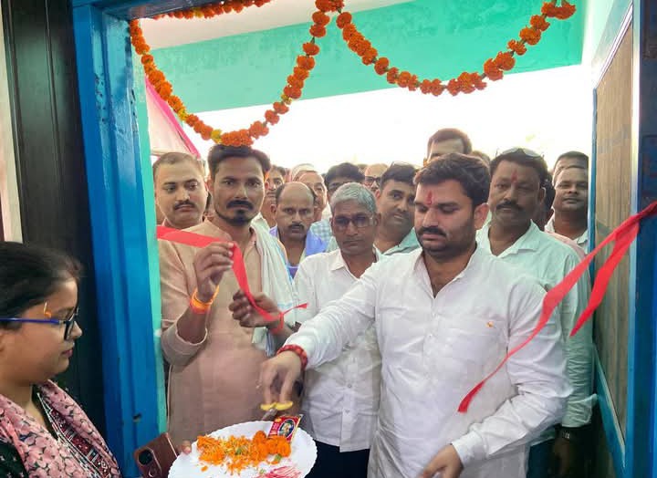 लखीमपुर खीरी : केंद्र सरकार के 12 वर्ष पूर्ण होने पर बिजुआ में स्वास्थ्य मेले का आयोजन, गोला विधायक ने किया उद्घाटन