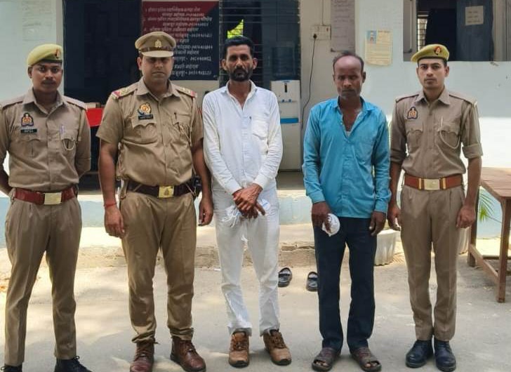 फर्रुखाबाद:धोखाधड़ी और फर्जी बैनामा मामले में दो आरोपी गिरफ्तार, अमृतपुर पुलिस की कार्रवाई