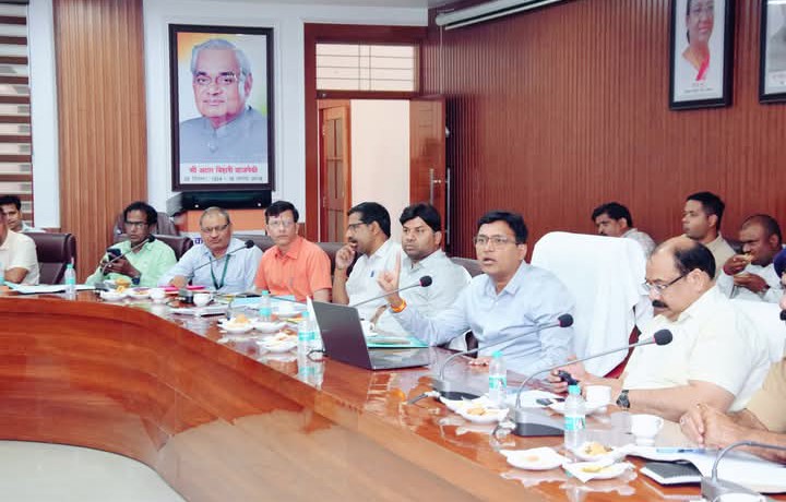 लखीमपुर खीरी : नीट परीक्षा की तैयारियां तेज, डीएम ने ली बैठक दिए निर्देश