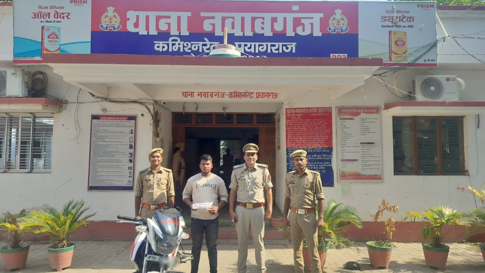 प्रयागराज:थाना नवाबगंज पुलिस टीम द्वारा गैंगस्टर एक्ट के अभियोग से सम्बन्धित 01 वांछित अभियुक्त गिरफ्तार, कब्जे से चोरी की 01 मोटरसाइकिल व 01 अवैध देशी तमंचा .315 बोर बरामदप्रेस नोट