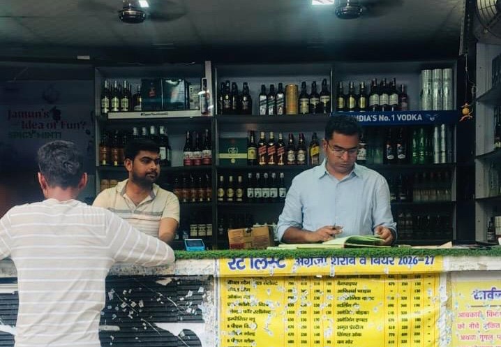 फर्रुखाबाद में आबकारी विभाग की सघन जांच, शराब दुकानों का औचक निरीक्षण
