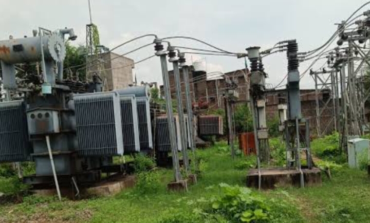 सीतापुर:प्रचंड गर्मी में अघोषित विद्युत कटौती से उपभोक्ता परेसान