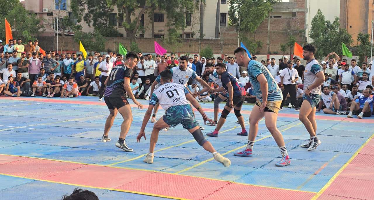 प्रयागराज :रिजर्व पुलिस लाइन्स कमिश्नरेट में आयोजित तृतीय उ0प्र0 पुलिस वार्षिक कबड्डी क्लस्टर (कबड्डी, जिम्नास्टिक, फेसिंग एवं खो-खो) प्रतियोगिता का हुआ समापन